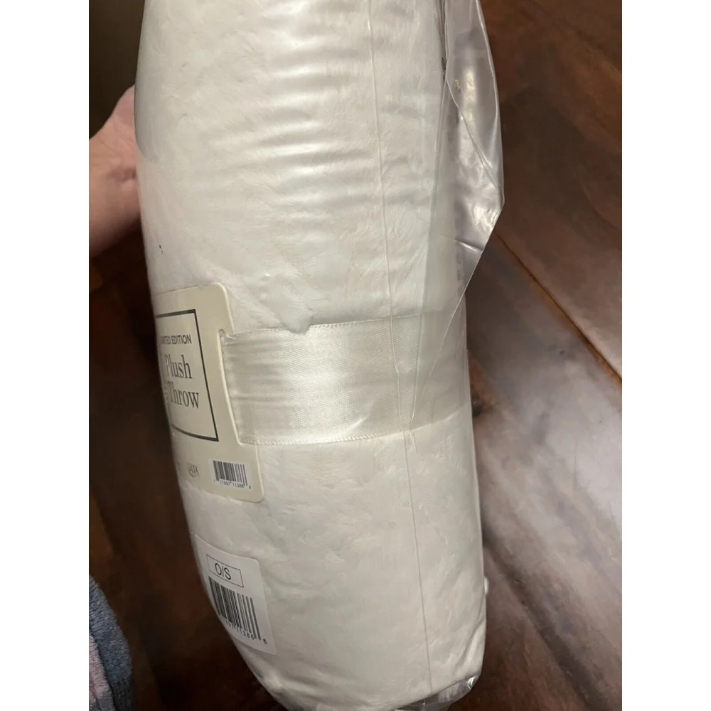 NEW Ulta Beauty Limited Edition Plush Throw Blanket White/Ivory 50” x 60”